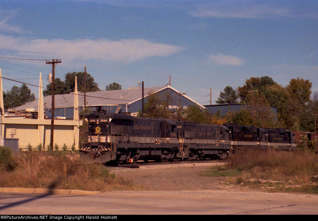 SOU 3996 leads a train out of Glenwood Yard